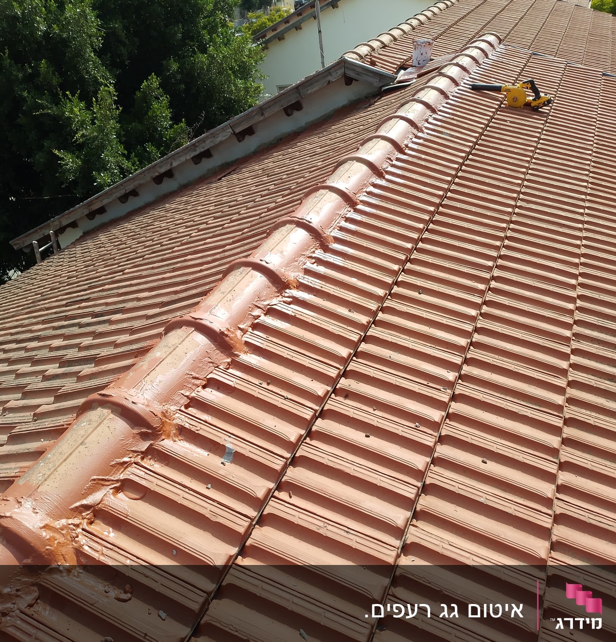 גג רעפים עם כלי עבודה וחומר איטום